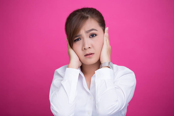 Asiatische Frau schließt ihre Ohren - Foto, Bild