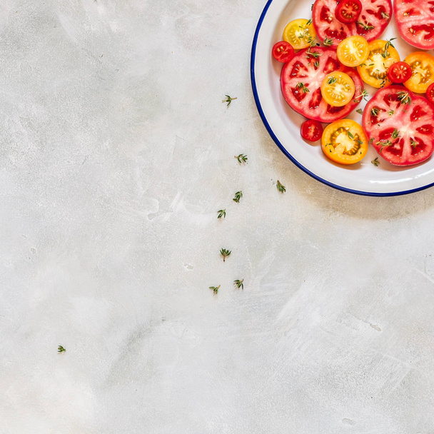 Tomaten-Thymian-Salat, Kopierraum - Foto, Bild