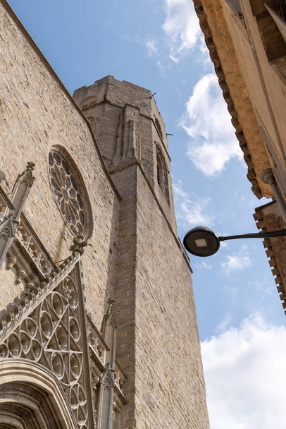 Az egyház részletesen a régi modern város Carcassonne Franciaországban - Fotó, kép