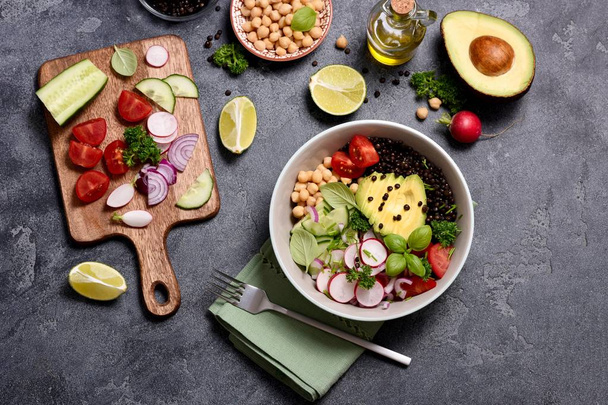 Свіжий нуту і сочевичний салат з овочами, приготування веганського ланчу
 - Фото, зображення