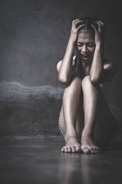 Депресивний підліток сидить тримаючи голову в руках, підкреслив сумний
 - Фото, зображення