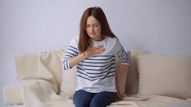Frau leidet unter Brustschmerzen - Filmmaterial, Video