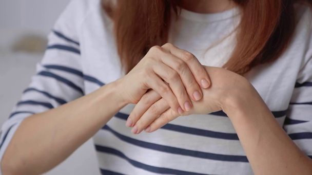 vista cortada da mulher massageando as mãos
 - Filmagem, Vídeo