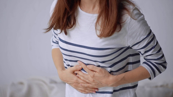 vista recortada de la mujer con dolor de estómago
 - Metraje, vídeo