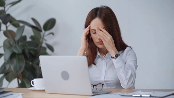 mujer de negocios que tiene dolor de cabeza en el lugar de trabajo
 - Metraje, vídeo