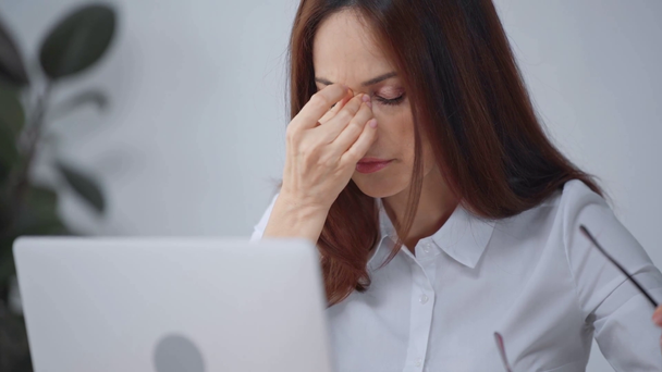Geschäftsfrau hat Nasenschmerzen durch Brille - Filmmaterial, Video