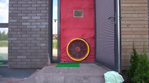 Енергетичний аудит з вентилятор двері випробувальної вентилятора. Карданний рух - Кадри, відео