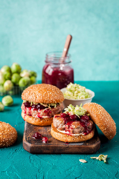 Turkey Burger with Cranberry Sauce - Foto, afbeelding