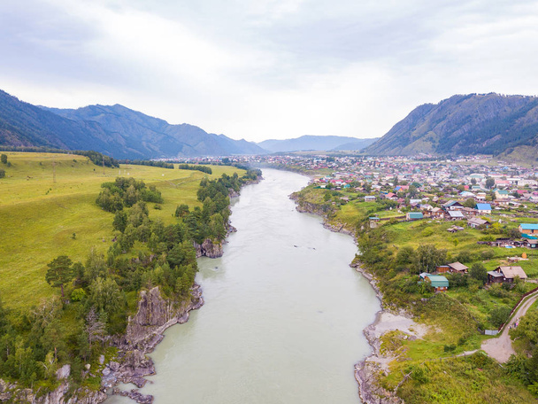 Ландшафт гірського ланцюга Алтай, вкрите зеленим  - Фото, зображення