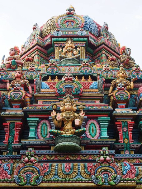 O Templo Hindu Colorido em Bangkok, Tailândia
 - Foto, Imagem