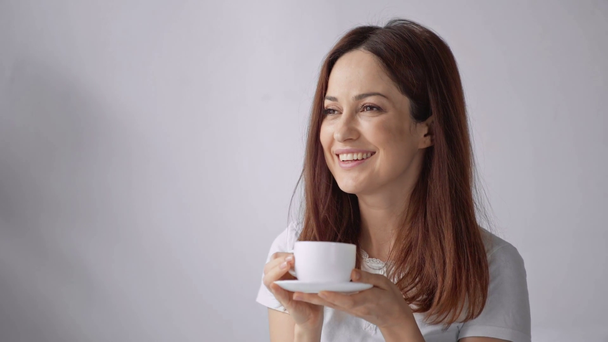 boldog nő szagú és iszik kávét az ágyban - Felvétel, videó