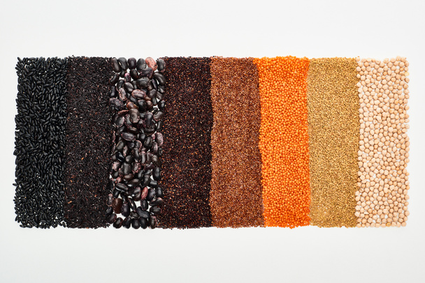 vista superior de frijoles negros surtidos, arroz, quinua, trigo sarraceno, garbanzo y lenteja aislados en blanco
 - Foto, Imagen