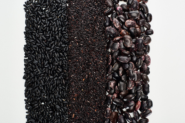 верхний вид черной фасоли и риса изолированы на белом
 - Фото, изображение