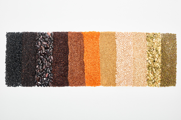vista superior de feijão preto sortido, arroz, quinoa, trigo sarraceno, grão de bico, lentilha vermelha e sementes de abóbora isoladas em branco
 - Foto, Imagem