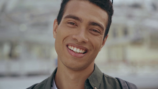 bi-faji ember mosolygó és látszó és kamera - Felvétel, videó