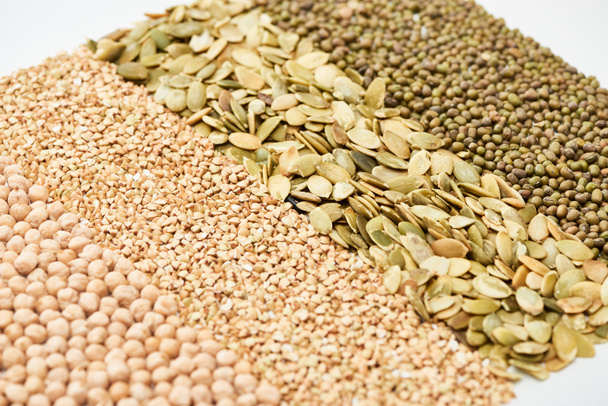 grão de bico cru, trigo sarraceno, feijão-mungo e sementes de abóbora isoladas em branco
 - Foto, Imagem