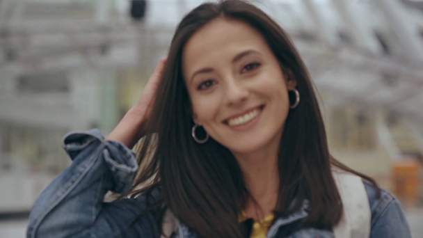 woman smiling and looking at camera - Filmati, video