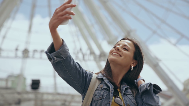 young woman taking selfie and showing peace sign - Filmagem, Vídeo