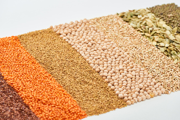 lentejas rojas, trigo sarraceno, garbanzos, maash y semillas de calabaza sin cocer aisladas sobre blanco
 - Foto, Imagen