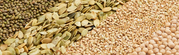 tiro panorâmico de grãos de moong, sementes de abóbora, trigo mourisco cru e grão de bico
 - Foto, Imagem