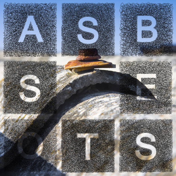 Tehlikeli asbest çatısı. Harflerle yazılmış asbest kelimesi  - Fotoğraf, Görsel