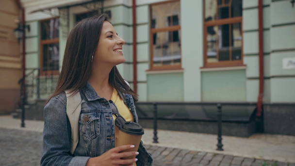 woman walking and drinking coffee - Filmagem, Vídeo
