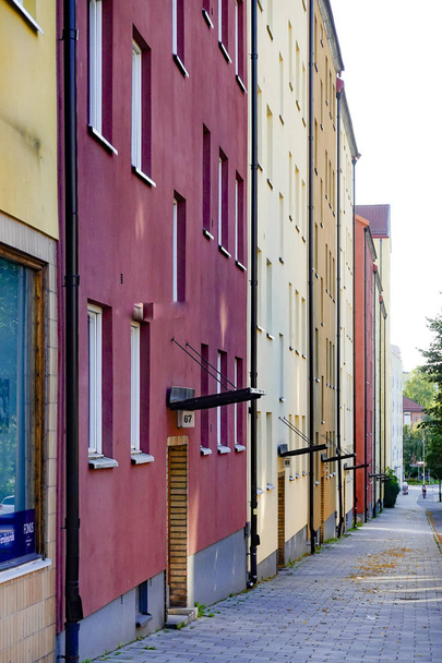 ストックホルム、スウェーデン アルスタ郊外のアルスタヴァーゲンの歩道と古典的なアパートの建物. - 写真・画像