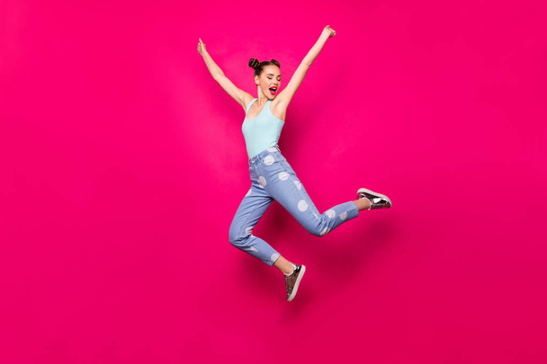 Teljes hosszúságú fotó aranyos hölgy jumping magas kopás alkalmi felszerelés elszigetelt rózsaszín háttér - Fotó, kép