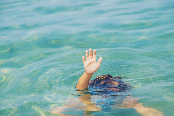 Çocuk denizde boğuluyor. Seçici odaklama. - Fotoğraf, Görsel