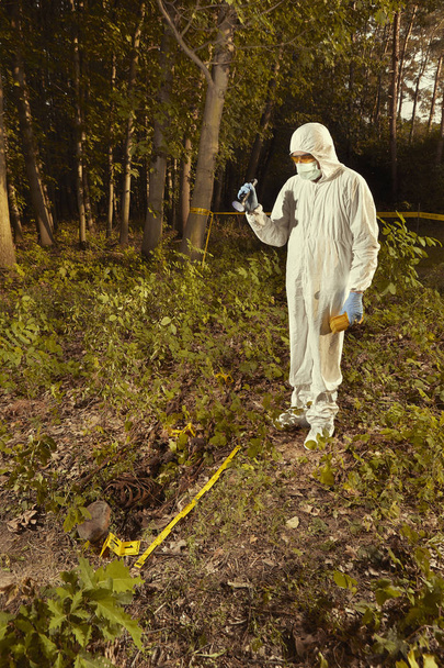 Older human remains found in forest - collecting of skeleton by police - 写真・画像