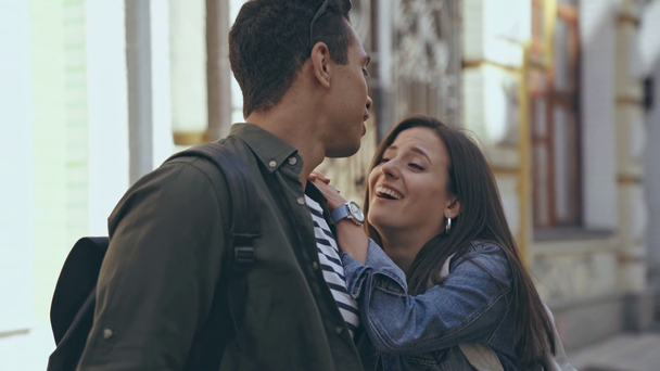 casal interracial rindo e beijando na rua
 - Filmagem, Vídeo
