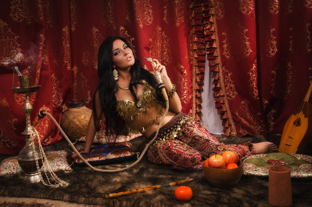 krásná Arabská žena s vodní dýmka - Fotografie, Obrázek