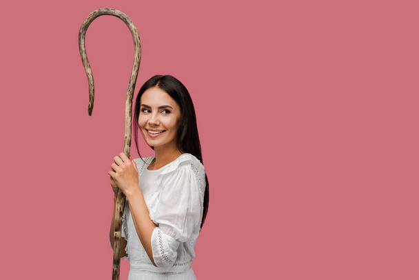 šťastná dívka držící dřevěnou hůl izolovanou na růžovém  - Fotografie, Obrázek