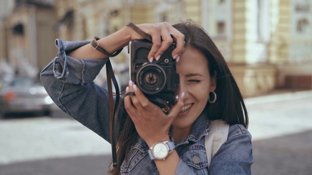 KYIV, UKRAINE - JULY 9, 2019: young woman looking at camera and taking pictures - Imágenes, Vídeo