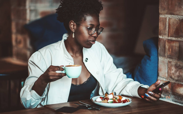 Black girl with cellphone lunching - Foto, Imagen