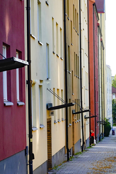 ストックホルム、スウェーデン アルスタ郊外のアルスタヴァーゲンの歩道と古典的なアパートの建物. - 写真・画像
