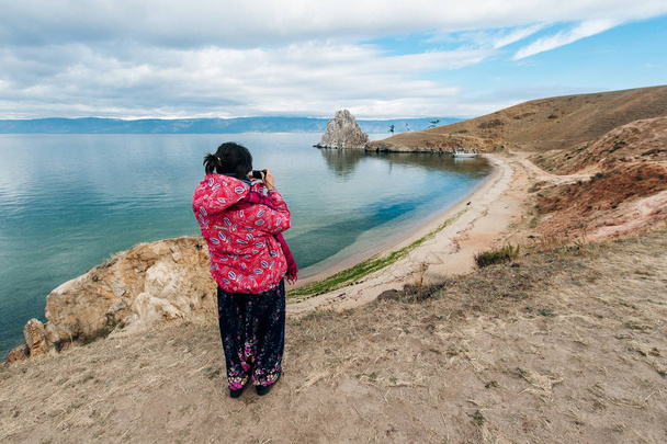 fille sur le rocher de Shamanka Burhan sur l'île Olkhon dans le lac Baïkal, Russie
 - Photo, image