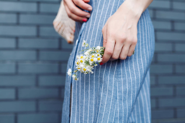 Close view of woman holding white flowers - Fotoğraf, Görsel