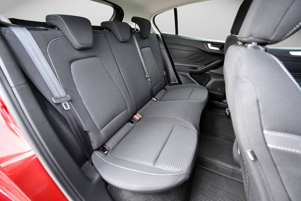 Tylne siedzenia pokryte tkaniną w luksusowym samochodzie - Zdjęcie, obraz
