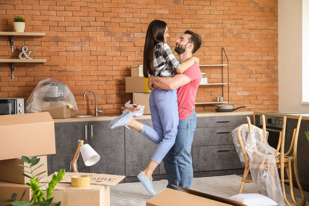 Glückliches junges Paar nach Einzug in neues Haus - Foto, Bild