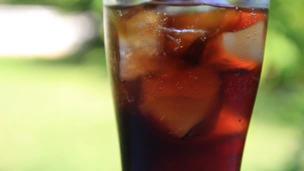 hd: Cola Soda gießt in Eis breit - Filmmaterial, Video