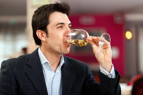 Handsome man drinking wine - Foto, afbeelding