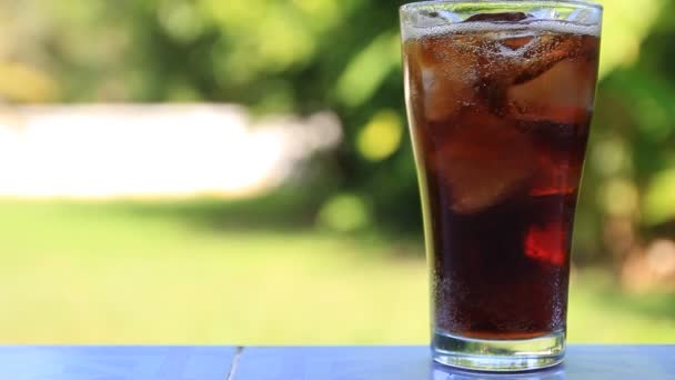 HD: Cola Soda vertiendo en el hielo
 - Metraje, vídeo