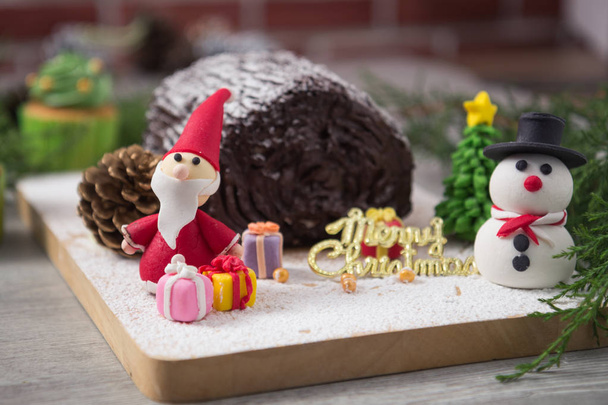 Ciasto z różnych pasty cukrowej, Święty Mikołaj, Człowiek śniegu z kapeluszem, sosna i Merry Christmas znak na noże do drewna do świętowania Joycean Noel - Zdjęcie, obraz