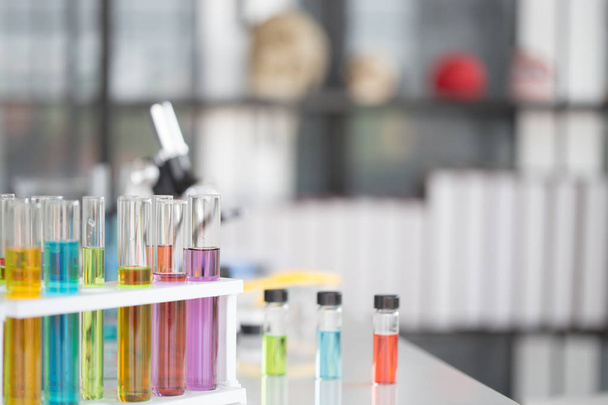 Tubos químicos definir desenvolvimento e farmácia em laboratório com bokeh verde através de janelas - Foto, Imagem