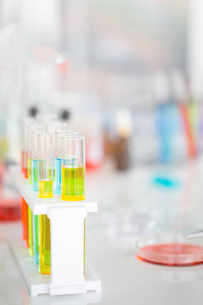 Химические трубы установить развитие и аптеку в лаборатории с зеленым боке через окна - Фото, изображение