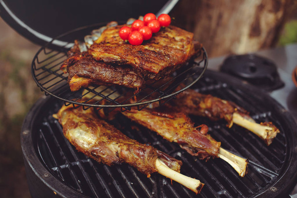 Kokki keittää lihaa grillissä. Kultaisia pihvejä ja kanaa grillattujen vihannesten kanssa, herkullista ruokaa
 - Valokuva, kuva