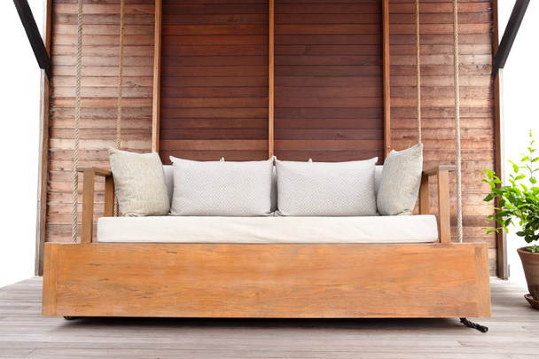 varanda ao ar livre grande balanço cadeira de madeira com almofada no terraço com piso de madeira
. - Foto, Imagem