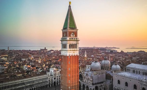 Вид на восход солнца в Венеции сверху
 - Фото, изображение