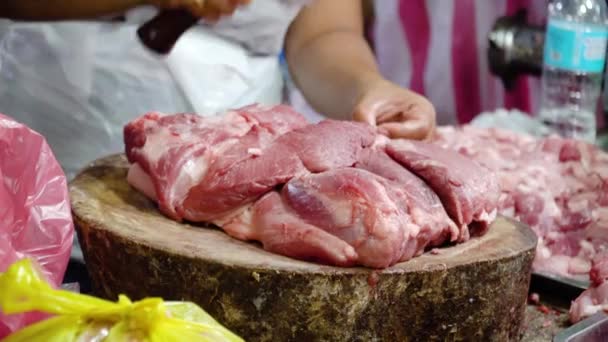 Мясник режет сырое мясо ножом - Кадры, видео